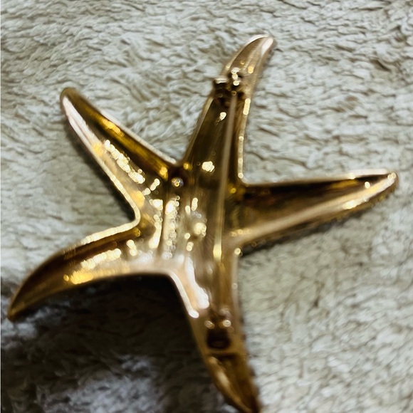 Gold tone star broach with pearl and sparkling diamond effects - Picture 2 of 3